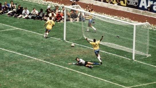 Pelé celebra uno de los goles en la final del Mundial de México 70