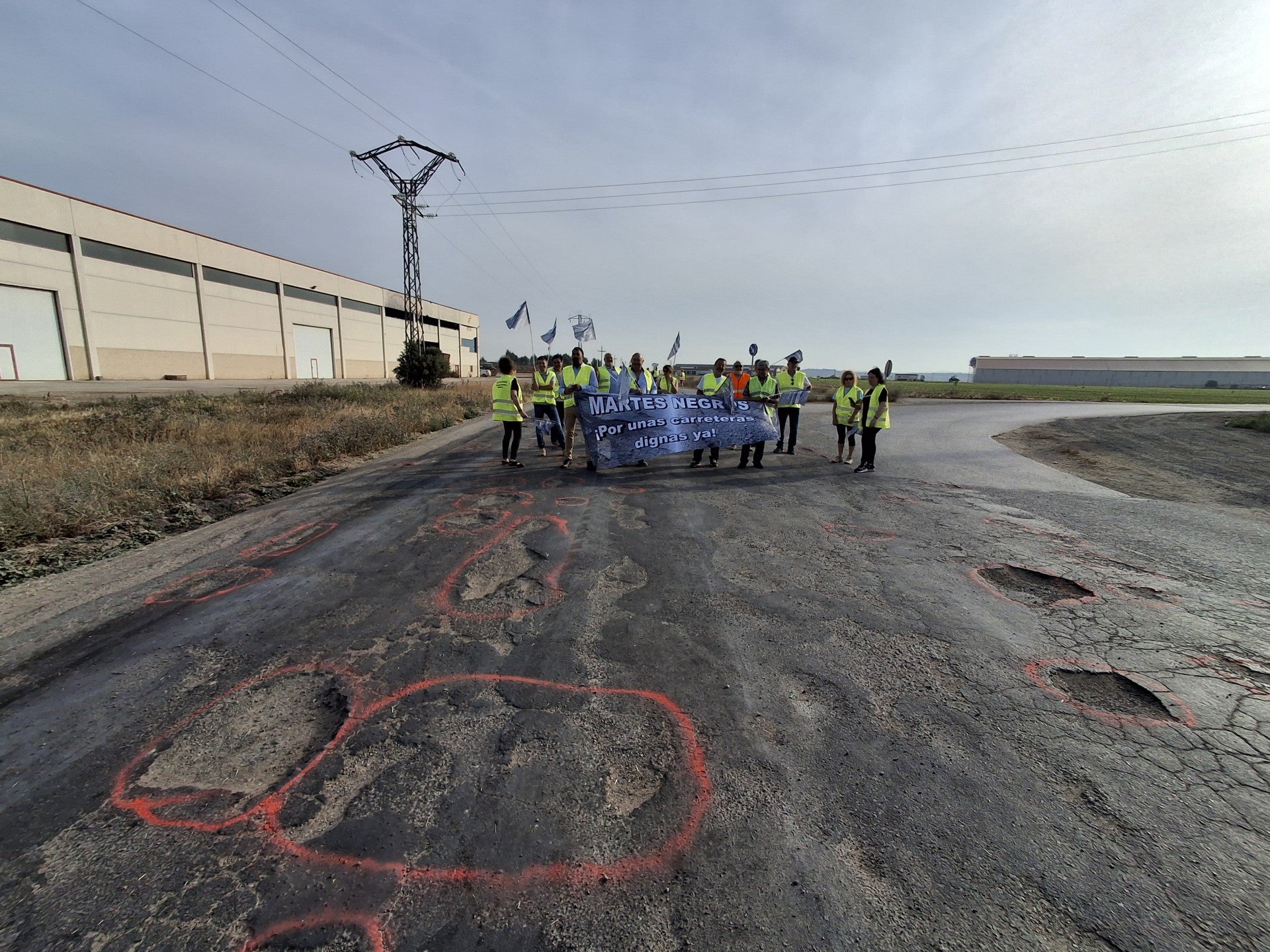 Octavo “Martes Negro” en Los Monegros para pedir la mejora de las carreteras Octavo “Martes Negro” en Los Monegros para pedir la mejora de las carreteras