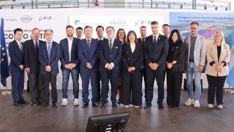 Autoritats de COSCO i PTP en la presentaci&oacute; de l'explotaci&oacute; del Mol d'Andalusia del Port de Tarragona