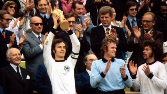 Beckenbauer levanta la Copa del Mundo ganada por Alemania en 1974