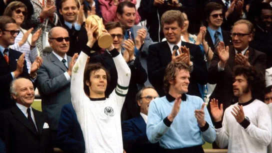 Beckenbauer levanta la Copa del Mundo ganada por Alemania en 1974 Beckenbauer levanta la Copa del Mundo ganada por Alemania en 1974
