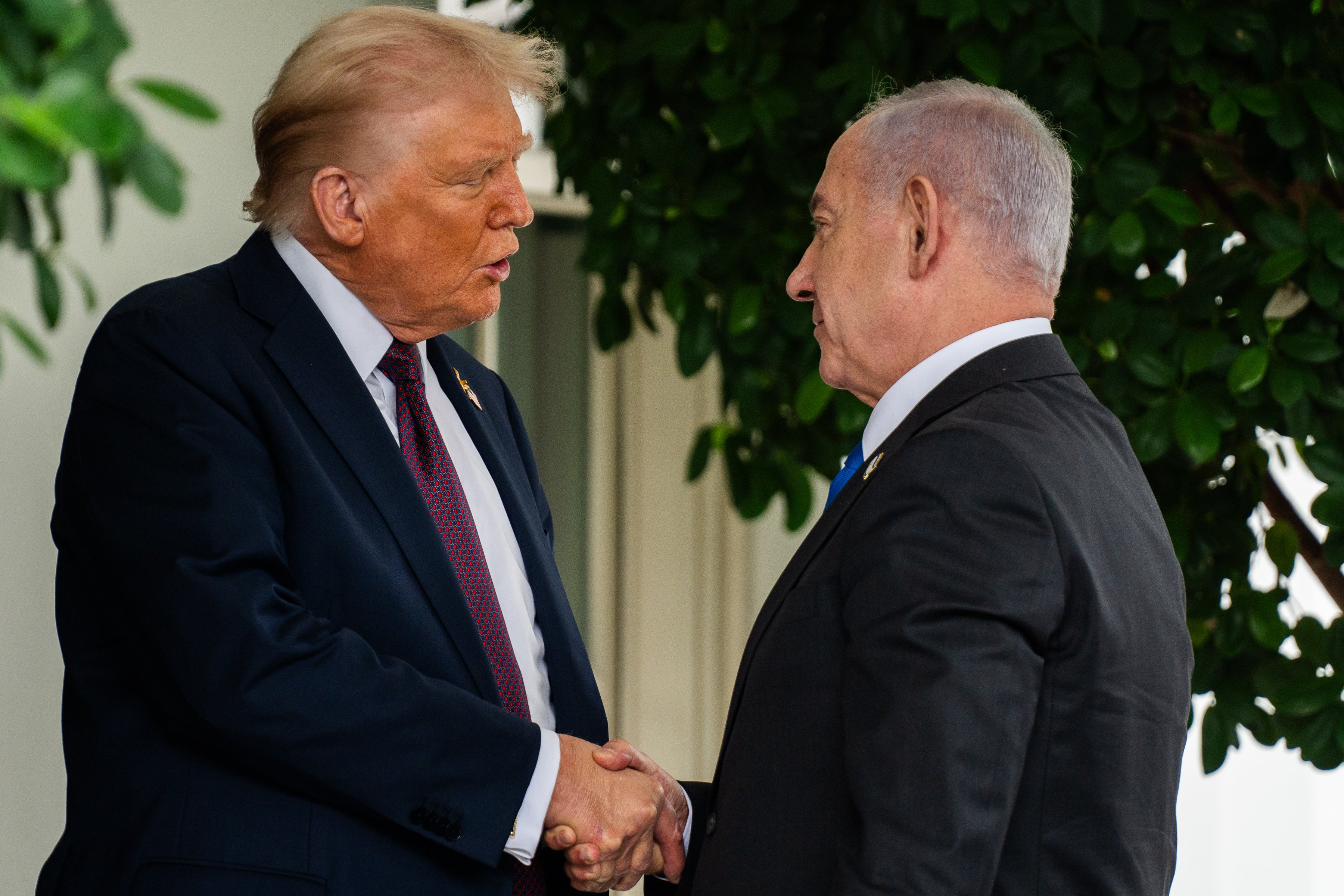 Trump estalla contra Netanyahu por intensificar los ataques contra el Líbano: "Estás jodidamente loco" Trump estalla contra Netanyahu por intensificar los ataques contra el Líbano: "Estás jodidamente loco"