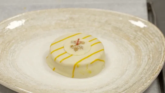 Captura de pantalla del vídeo de Reuters Este es el postre especial que han creado los artesanos de Madrid para la visita del papa