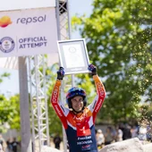 Toni Bou levanta su nuevo récord Guinness Toni Bou levanta su nuevo récord Guinness