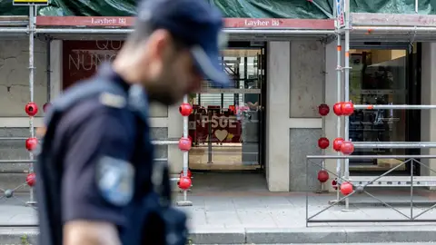 Un agente de la Policía Nacional delante de la sede nacional del PSOE en Ferra Un agente de la Policía Nacional delante de la sede nacional del PSOE en Ferra