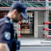 Un agente de la Policía Nacional delante de la sede nacional del PSOE en Ferra