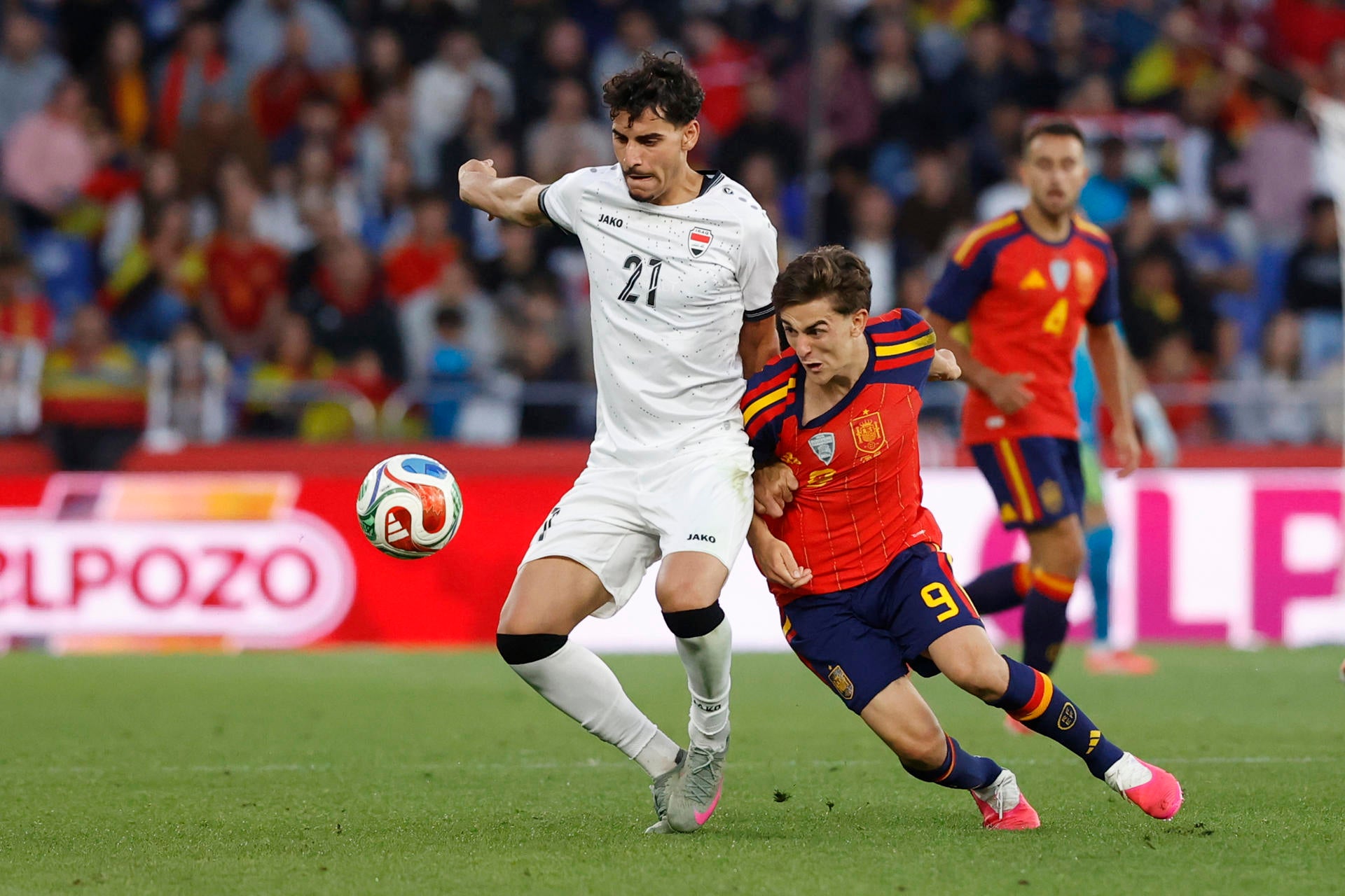 El centrocampista español Gavi disputa un balón ante Marko Farji (i) de la selección iraquí durante el partido amistoso El centrocampista español Gavi disputa un balón ante Marko Farji (i) de la selección iraquí durante el partido amistoso