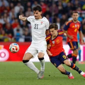 El centrocampista español Gavi disputa un balón ante Marko Farji (i) de la selección iraquí durante el partido amistoso 