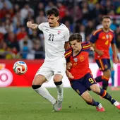 El centrocampista español Gavi disputa un balón ante Marko Farji (i) de la selección iraquí durante el partido amistoso El centrocampista español Gavi disputa un balón ante Marko Farji (i) de la selección iraquí durante el partido amistoso
