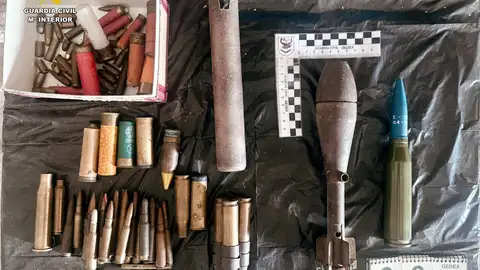 Retiran una granada de mortero y más de un centenar de cartuchos hallados en una casa en Quintana de la Serena Retiran una granada de mortero y más de un centenar de cartuchos hallados en una casa en Quintana de la Serena