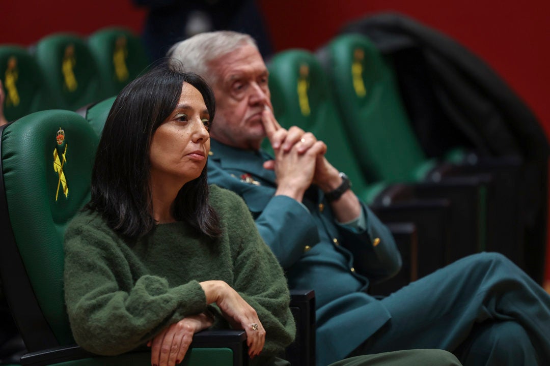Imagen de archivo de la directora de la Guardia Civil, Mercedes González Fernández (i), siguiendo una rueda de prensa del ministro del Interior, Fernando Grande-Marlaska. Imagen de archivo de la directora de la Guardia Civil, Mercedes González Fernández (i), siguiendo una rueda de prensa del ministro del Interior, Fernando Grande-Marlaska.