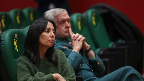 Imagen de archivo de la directora de la Guardia Civil, Mercedes González Fernández (i), siguiendo una rueda de prensa del ministro del Interior, Fernando Grande-Marlaska. Imagen de archivo de la directora de la Guardia Civil, Mercedes González Fernández (i), siguiendo una rueda de prensa del ministro del Interior, Fernando Grande-Marlaska.