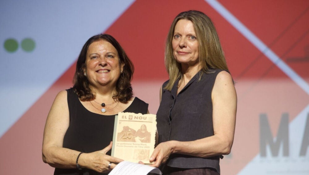 Teresa Martí, guanyadora del premi 'Osonenca de l'Any 2025' amb la presidenta del grup EL 9 NOU Beth Codina