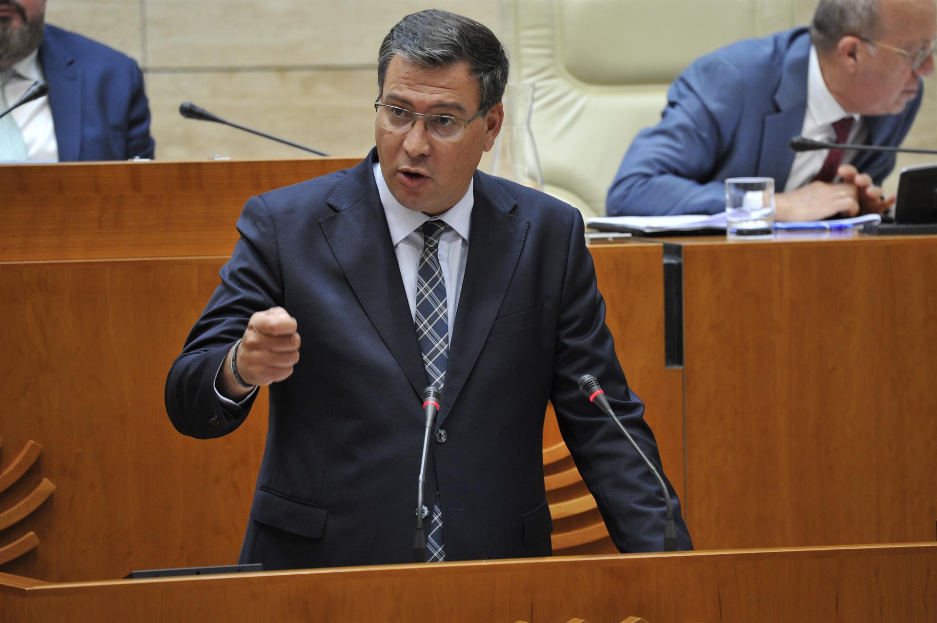 La Asamblea insta al Gobierno a ampliar el horario del Aeropuerto de Badajoz y a implantar el sistema antiniebla La Asamblea insta al Gobierno a ampliar el horario del Aeropuerto de Badajoz y a implantar el sistema antiniebla