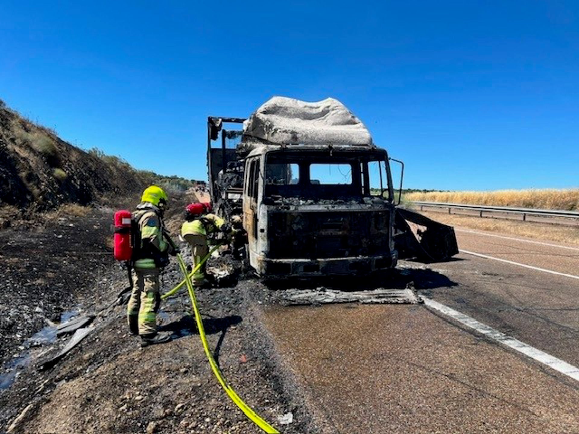 El incendio de un camión en la A-5 moviliza bomberos de Trujillo, Cáceres y Don Benito El incendio de un camión en la A-5 moviliza bomberos de Trujillo, Cáceres y Don Benito