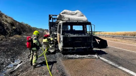 El incendio de un camión en la A-5 moviliza bomberos de Trujillo, Cáceres y Don Benito El incendio de un camión en la A-5 moviliza bomberos de Trujillo, Cáceres y Don Benito