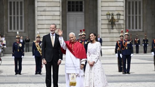 El Rey Felipe VI; la Reina Letizia asisten a la ceremonia de bienvenida al Papa Le&oacute;n XIV en el Palacio Real
