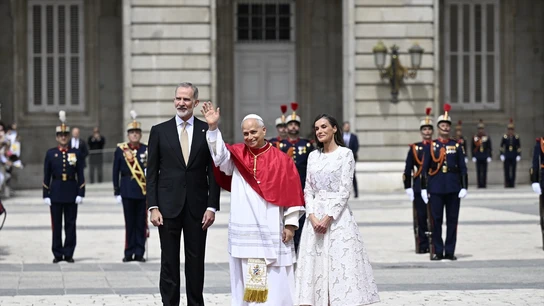 El Rey Felipe VI; la Reina Letizia asisten a la ceremonia de bienvenida al Papa León XIV en el Palacio Real El Rey Felipe VI; la Reina Letizia asisten a la ceremonia de bienvenida al Papa León XIV en el Palacio Real