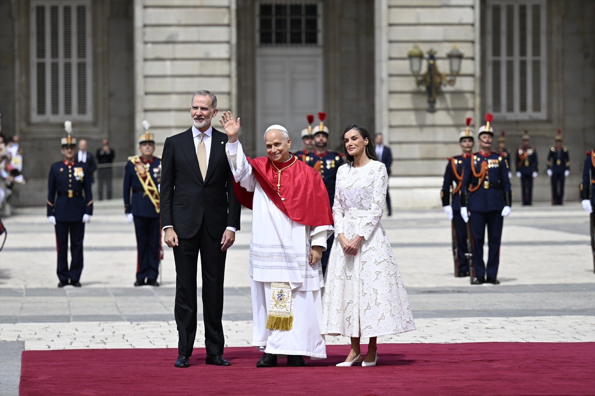 El Rey Felipe VI; la Reina Letizia asisten a la ceremonia de bienvenida al Papa León XIV en el Palacio Real El Rey Felipe VI; la Reina Letizia asisten a la ceremonia de bienvenida al Papa León XIV en el Palacio Real
