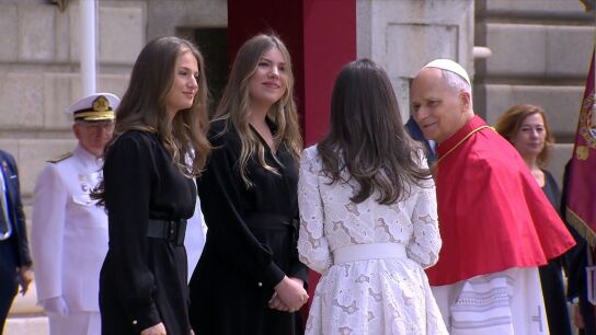 Los reyes, la princesa de Asturias y la infanta Sofía reciben al Papa en el Palacio Real