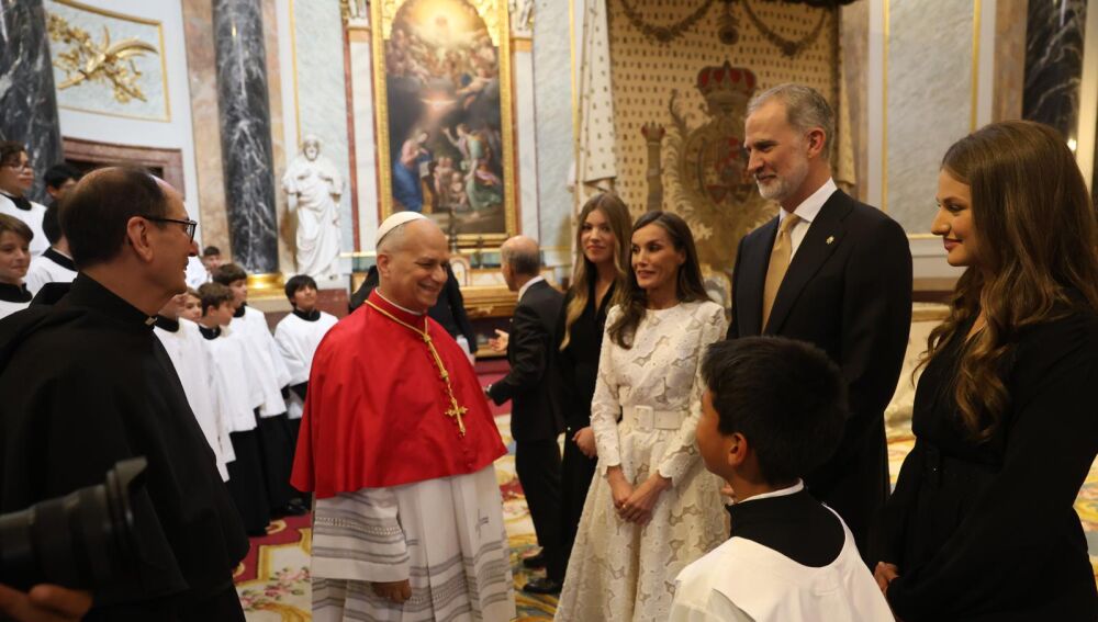 La familia real le enseña la capilla real al Papa León XIV