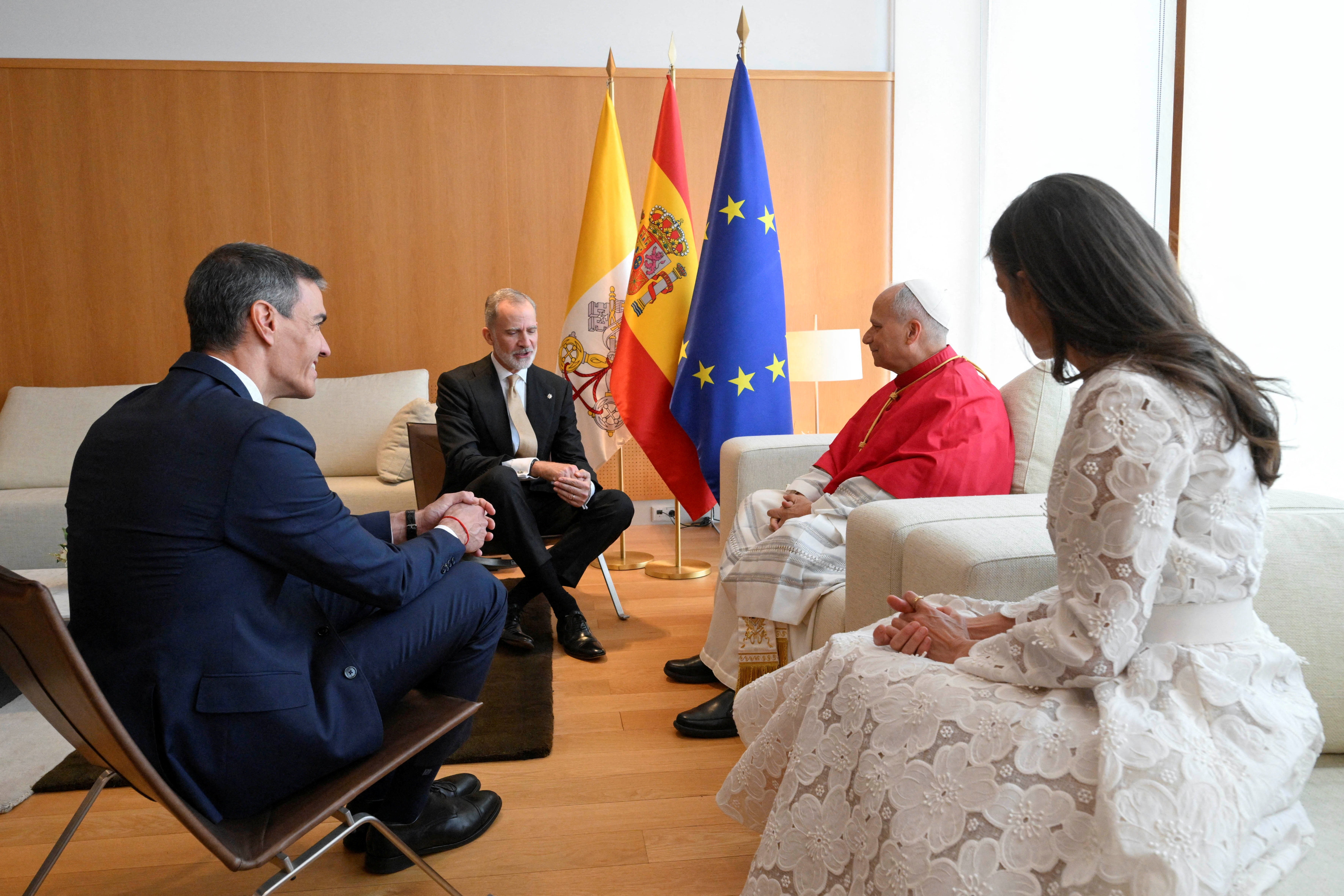 Imagen del Papa León XIV con los reyes y el presidente del Gobierno en el Palacio Real Imagen del Papa León XIV con los reyes y el presidente del Gobierno en el Palacio Real