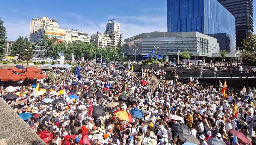Multitud de personas congreadas ya en la plaza de Lima y alrededores