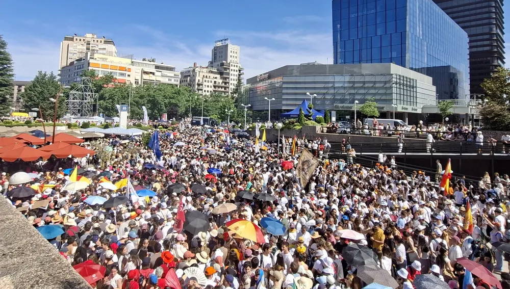 Multitud de personas congreadas ya en la plaza de Lima y alrededores Multitud de personas congreadas ya en la plaza de Lima y alrededores