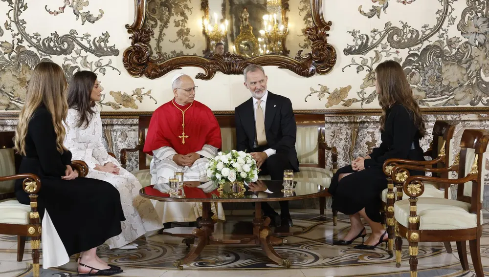 Encuentro de los reyes y sus hijas con el Papa León XIV Encuentro de los reyes y sus hijas con el Papa León XIV