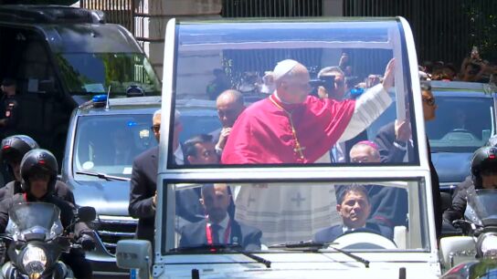 El papa recorre las calles de Madrid en el papamóvil