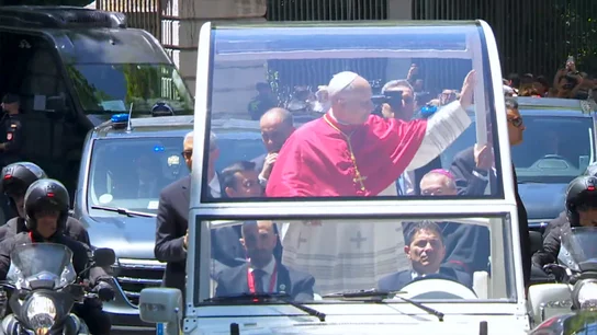 El papa recorre las calles de Madrid en el papamóvil El papa recorre las calles de Madrid en el papamóvil