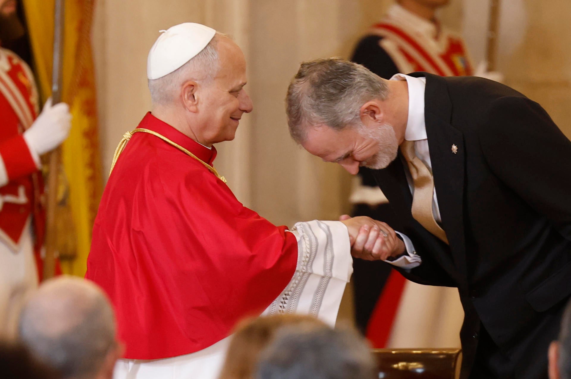El rey saluda al papa León XIV tras su discurso en el Palacio Real El rey saluda al papa León XIV tras su discurso en el Palacio Real