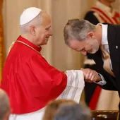 El rey saluda al papa León XIV tras su discurso en el Palacio Real El rey saluda al papa León XIV tras su discurso en el Palacio Real