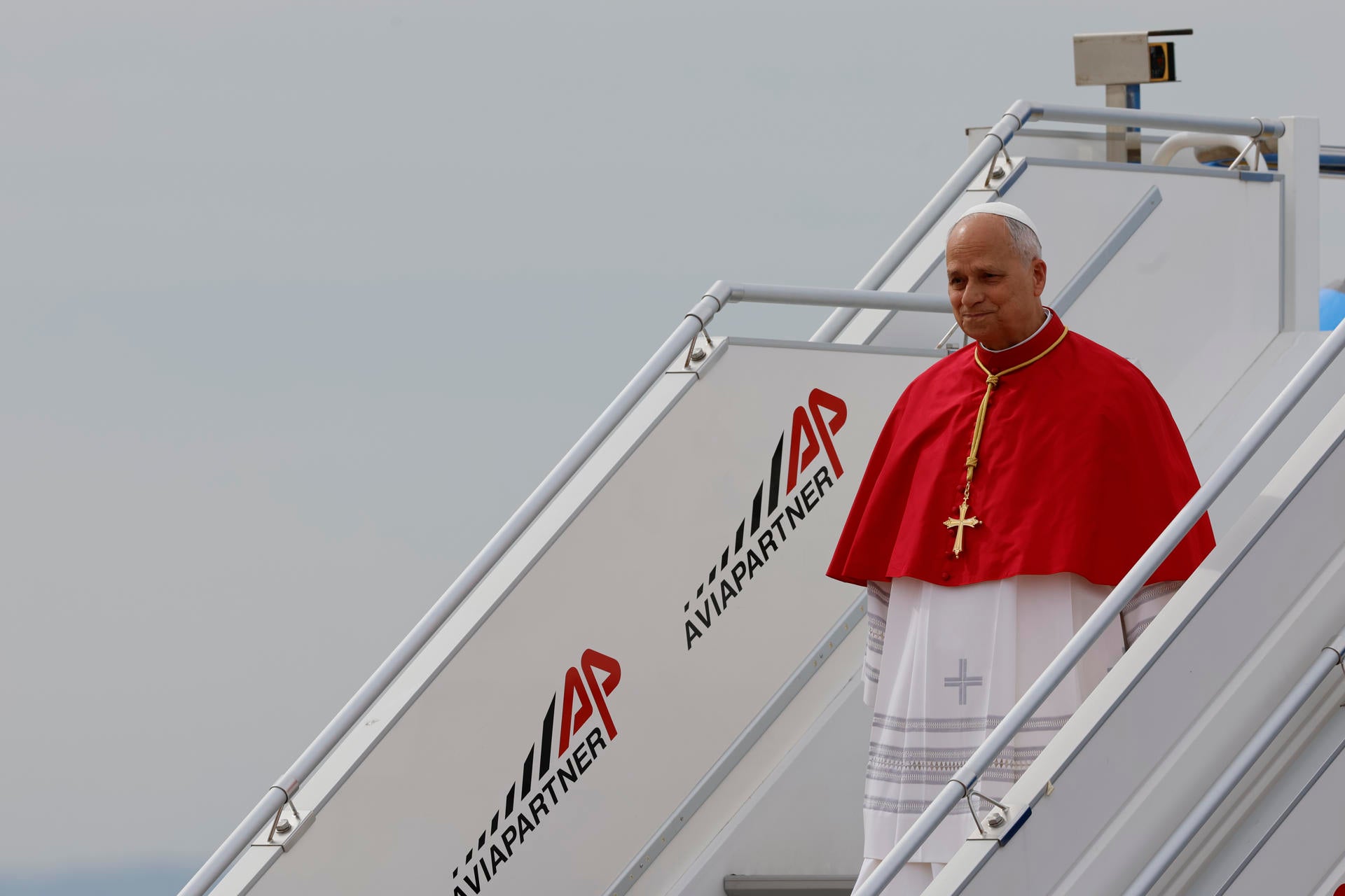El papa León XIV baja de la escalerilla del avión en el aeropuerto Adolfo Suárez Madrid Barajas El papa León XIV baja de la escalerilla del avión en el aeropuerto Adolfo Suárez Madrid Barajas