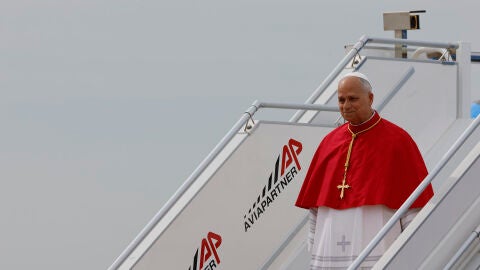 El papa León XIV baja de la escalerilla del avión en el aeropuerto Adolfo Suárez Madrid Barajas El papa León XIV baja de la escalerilla del avión en el aeropuerto Adolfo Suárez Madrid Barajas
