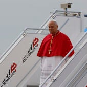 El papa León XIV baja de la escalerilla del avión en el aeropuerto Adolfo Suárez Madrid Barajas