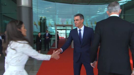 El saludo de Pedro Sánchez con los Reyes