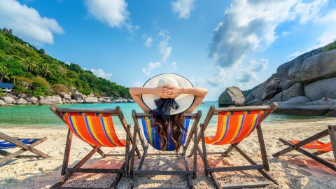 Una mujer toma el sol en la playa