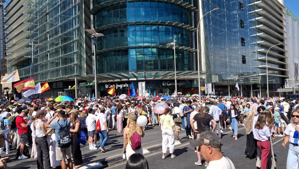 Personas en el paseo de la Castellana, congregadas para la vigilia del papa con los jóvenes