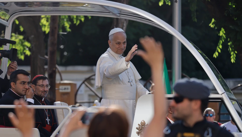 El Papa León XIV se da un baño de masas camino de Cibeles El Papa León XIV se da un baño de masas camino de Cibeles