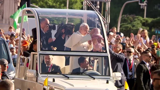 El Papa bendice a varios bebés durante su recorrido por Madrid El Papa bendice a varios bebés durante su recorrido por Madrid