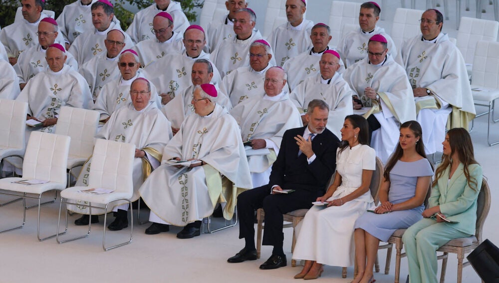 Los reyes, la princesa y la infanta, momentos antes de iniciarse la misa en Cibeles