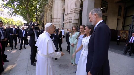 As&iacute; ha sido el recibimiento en Cibeles de la familia real al Papa