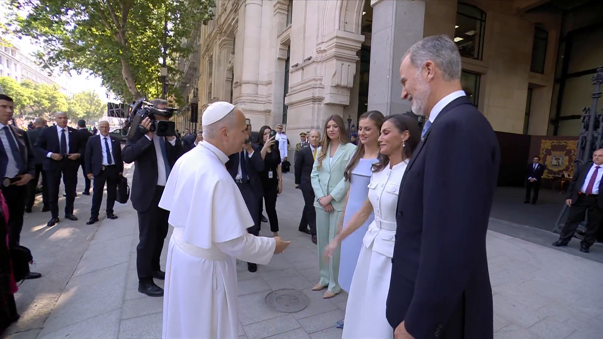Así ha sido el recibimiento de los reyes y sus hijas al Papa antes de la misa de Cibeles Así ha sido el recibimiento de los reyes y sus hijas al Papa antes de la misa de Cibeles