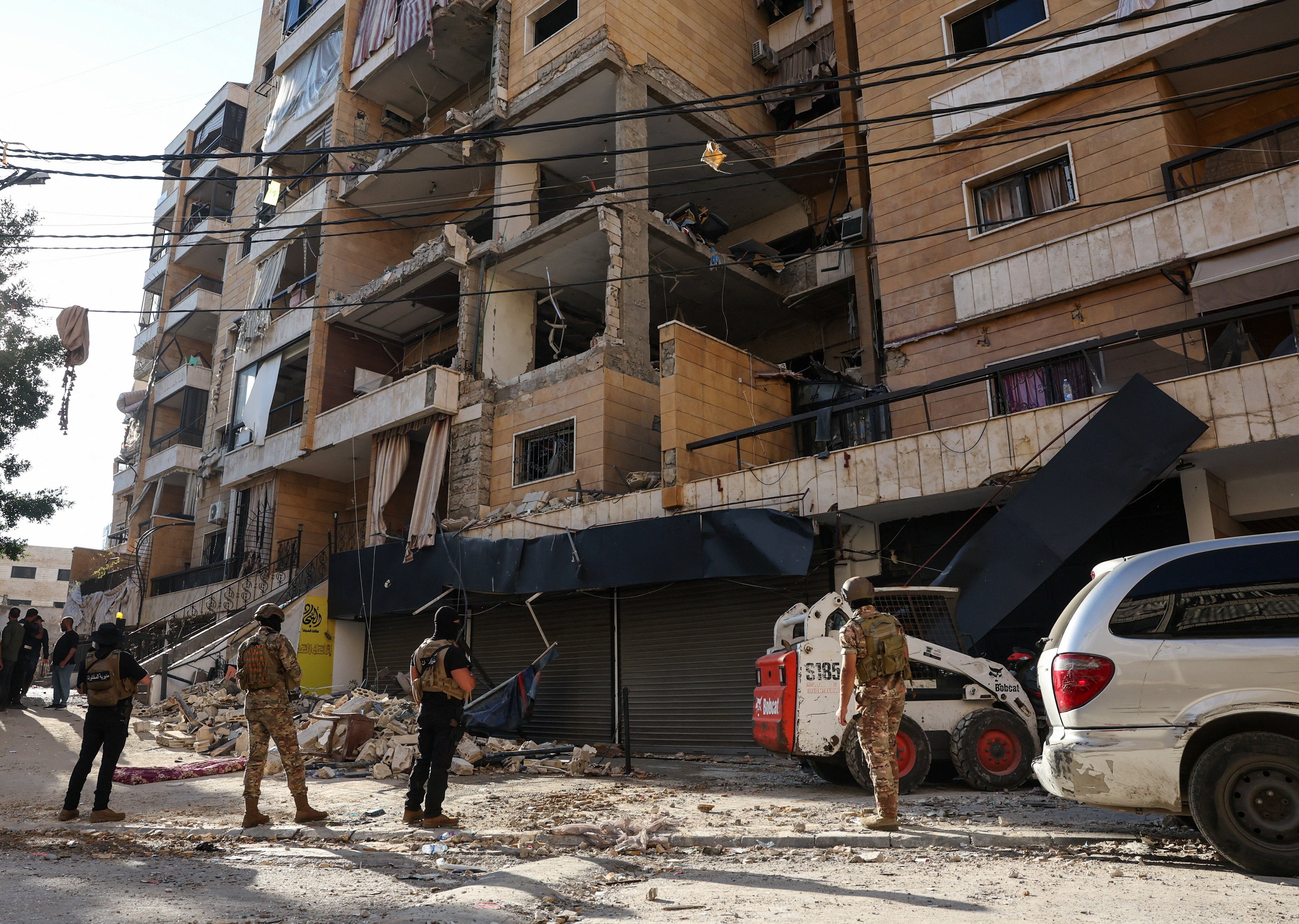 ARCHIVO. Personal de emergencia trabaja en el lugar de un ataque israelí en los suburbios del sur de Beirut ARCHIVO. Personal de emergencia trabaja en el lugar de un ataque israelí en los suburbios del sur de Beirut