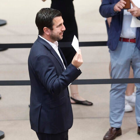 Enrique Riquelme mientras ejercía su derecho al voto este domingo. 