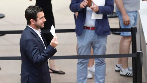 Enrique Riquelme mientras ejercía su derecho al voto este domingo. Enrique Riquelme mientras ejercía su derecho al voto este domingo.