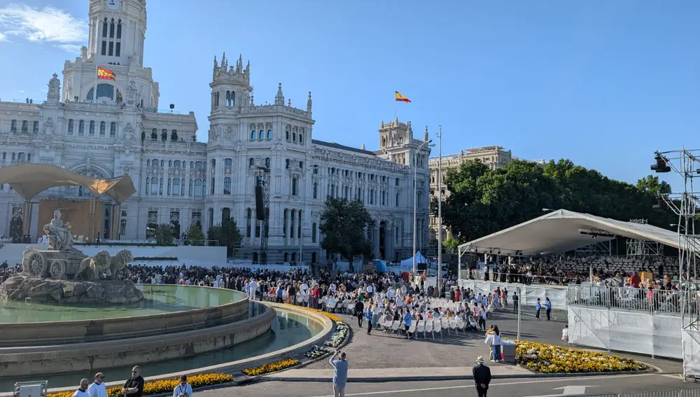 Miles de fieles esperan en Cibeles al Papa Miles de fieles esperan en Cibeles al Papa
