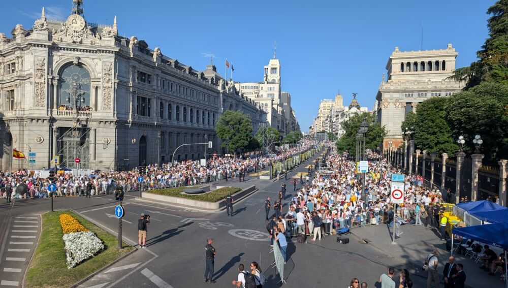 Miles de fieles esperan en Cibeles al Papa