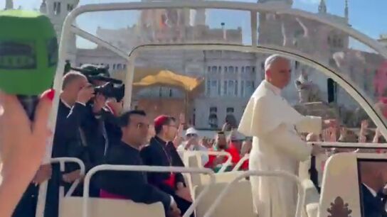 Vídeo con la llegada del Papa a la Plaza de Cibeles donde le esperan miles de fieles